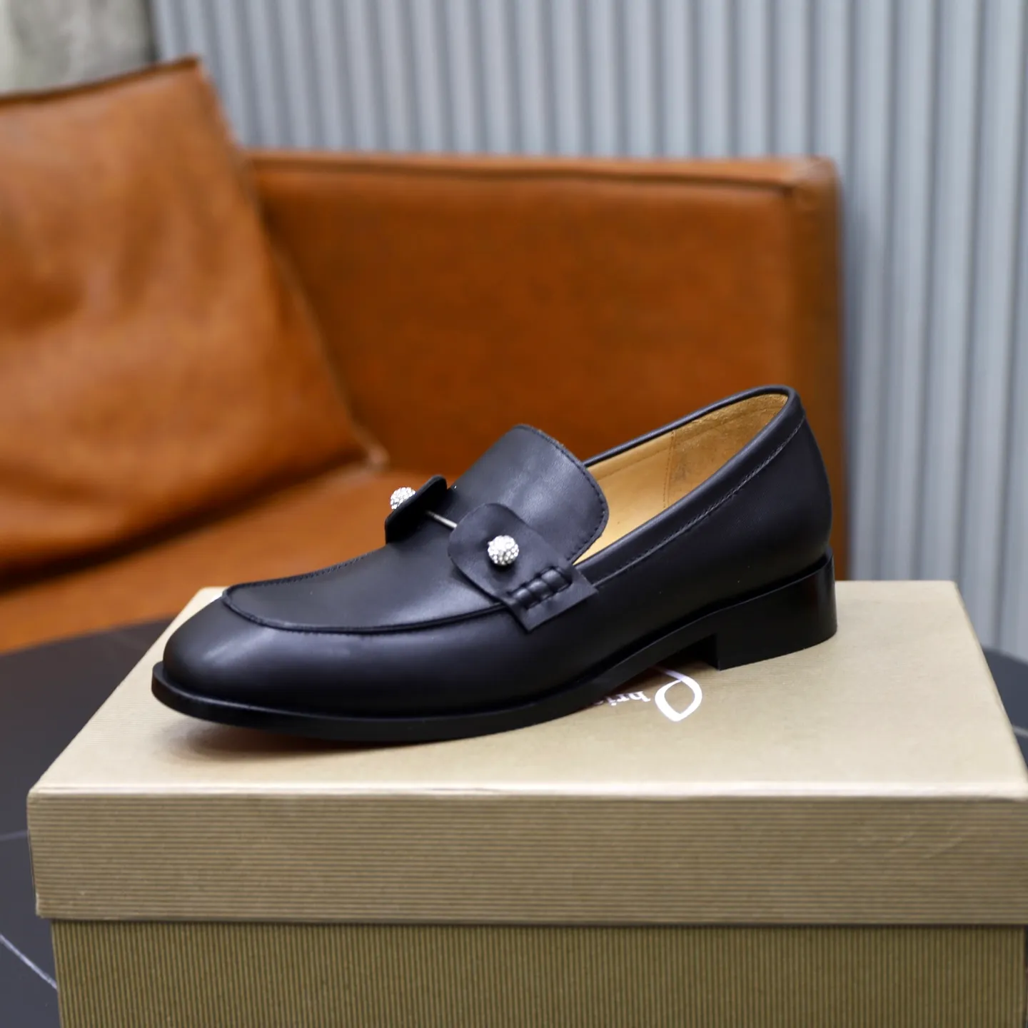 Ex-factory price: 680💰Christia*.Loubouti*🆑High-end men’s business formal leather shoes｜Classic red sole shoes｜Original imported first-layer cowhide｜Water-dyed cowhide lining｜Italian imported red rubber outsole｜High-end luxury｜Perfect interpretation of fashion, sunshine, style, suitable for various occasions Size: 38-44 (customized for 45, 46, 47)